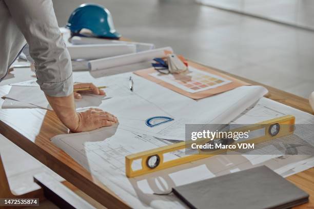 architekt, hände und planung auf entwurf für den bau oder vorbereitung für den bau auf bürotisch. hand des ingenieurs im architektonischen entwurf für projekt, grundriss oder industrielle layoutstrategie - konstruktionszeichnung stock-fotos und bilder