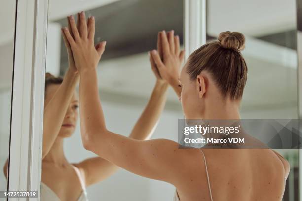 danza, ballet y reflexión con mujer y espejo en estudio para práctica, entrenamiento y actuación. creativo, elegante y artístico con bailarina bailando para gracioso, coreografía teatral y seria - leg show fotografías e imágenes de stock