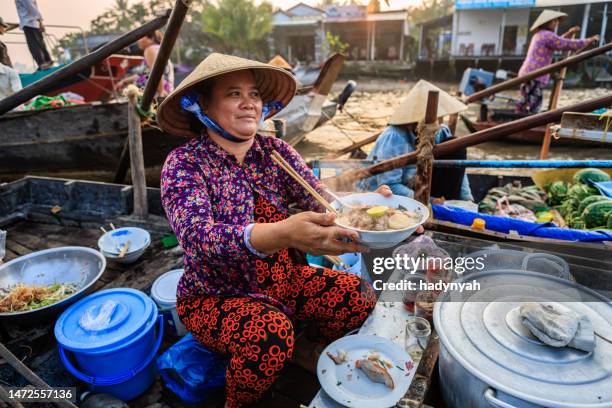 vietnamese woman selling famous noodle soup, floating market, mekong river delta, vietnam - asian style conical hat 個照片及圖片檔