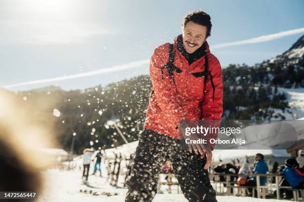 family throwing snowbals - funny snow skiing stock pictures, royalty-free photos & images