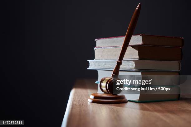 gavel hammer lean against stack of books,malaysia - proceso judicial fotografías e imágenes de stock