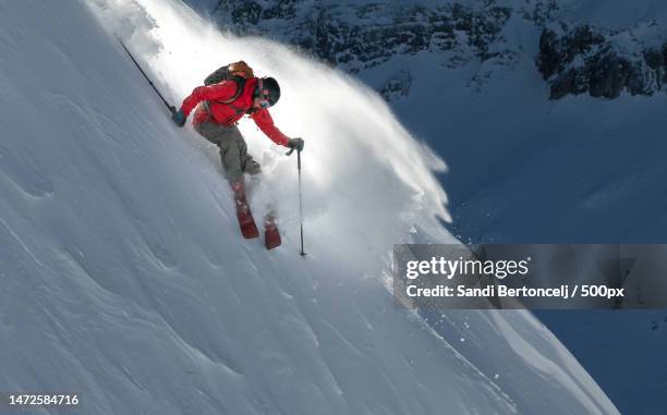 man skiing on snowcapped mountain,dvor,bovec,slovenia - extreem skiën stockfoto's en -beelden