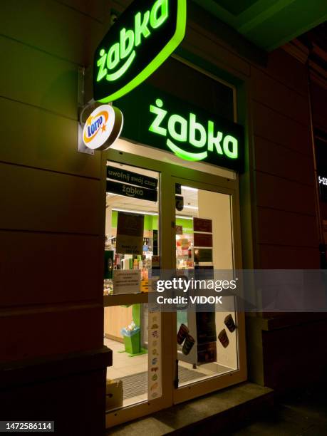 magasin zabka. - mini grocery store photos et images de collection