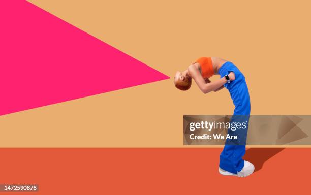 bending over backwards - flexibilidad fotografías e imágenes de stock