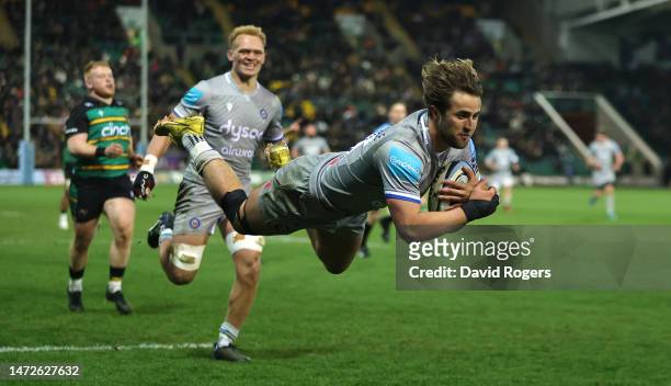 Tom de Glanville of Bath dives over for their first try during the Gallagher Premiership Rugby match between Northampton Saints and Bath Rugby at...