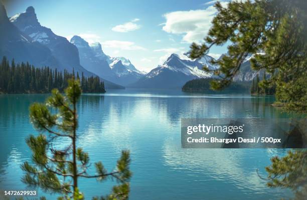 scenic view of lake by trees against sky,moraine lake,canada - moraine lake stock-fotos und bilder