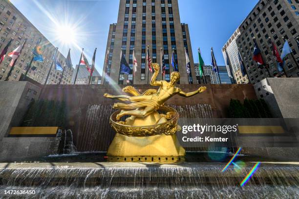 prometheus statue at the rockefeller center - rockefeller center stockfoto's en -beelden