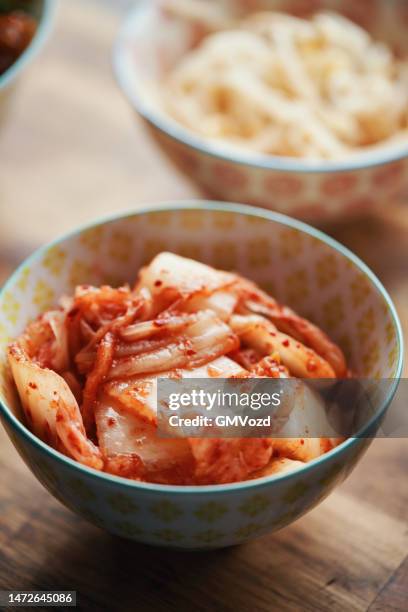 würzige kimchee - kimchi stock-fotos und bilder