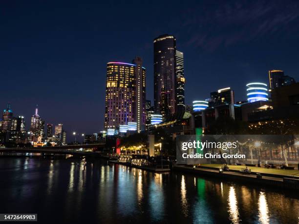 urban skyline and river at twilight - bank of melbourne stock pictures, royalty-free photos & images