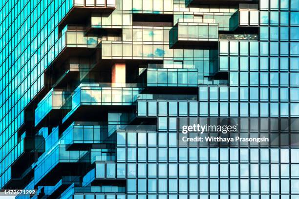 angle view of modern building with a clear blue sky in background - the bigger picture stockfoto's en -beelden