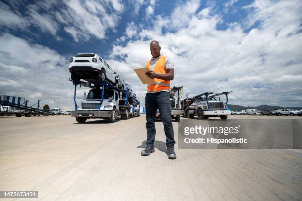 mann, der den transport von autos zu den händlern überwacht - car fleet stock-fotos und bilder