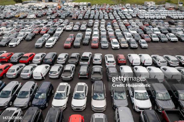 flotte de véhicules stationnés chez un concessionnaire automobile - parc automobile photos et images de collection