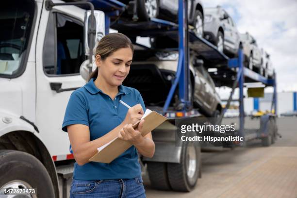 frau, die den versand von autos zu den händlern überwacht - truck pulling trailer stock-fotos und bilder
