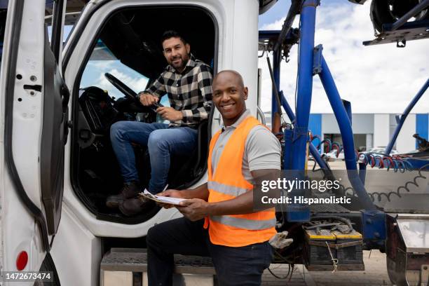 chauffeur de camion et son superviseur travaillant sur le secteur du transport de marchandises - conduite responsable photos et images de collection