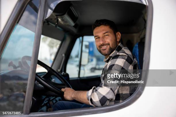 conductor de camión feliz sonriendo a la cámara - trucker fotografías e imágenes de stock