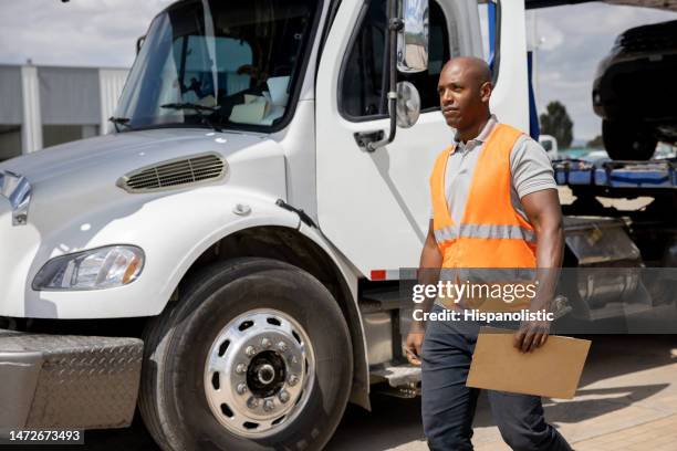 le conducteur d’un transporteur de voitures se prépare à transporter des voitures - conduite responsable photos et images de collection