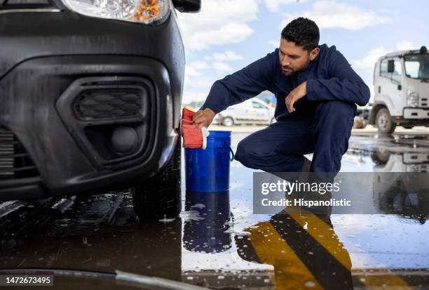 Man Cleaning Rims Washing Car Wheels Photos and Premium High Res Pictures - Getty Images