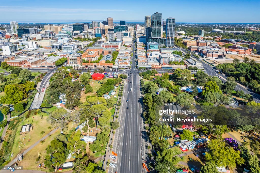 Vue aérienne de la ville d’Adélaïde Eastside et CBD le matin avec les lieux du festival Fringe dans les parcs publics de Kaurna Country