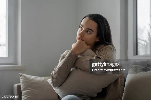agoraphobische introvertierte frau - winterdepression stock-fotos und bilder