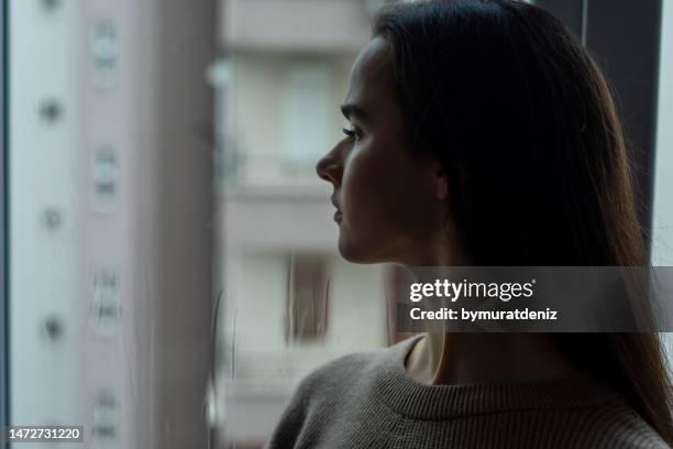 traurige frau, die negative emotionen empfindet - winterdepression stock-fotos und bilder
