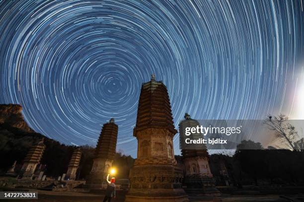 vue de la pagode bouddhiste asiatique et de startrail dans galaxy universe - bagan photos et images de collection