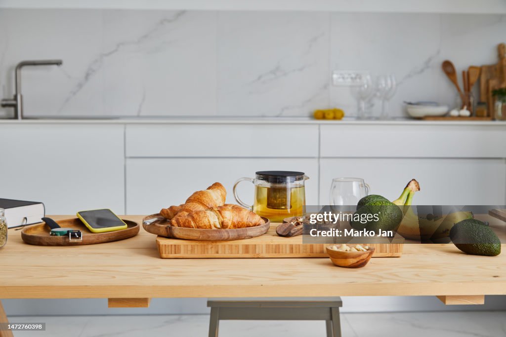 Croissants frescos na mesa da cozinha