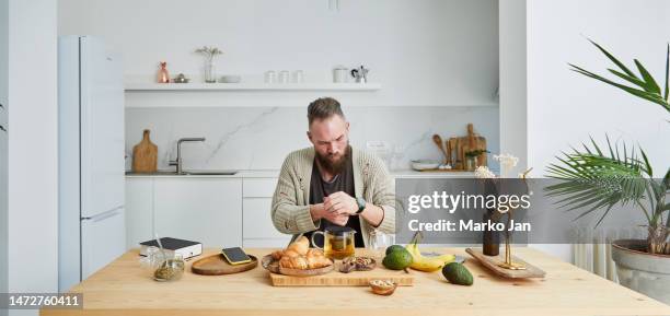 a healthy man preparing breakfast - traditionele ceremonie stockfoto's en -beelden