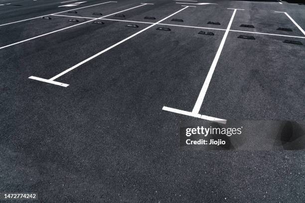 empty parking lot - parkeerterrein stockfoto's en -beelden