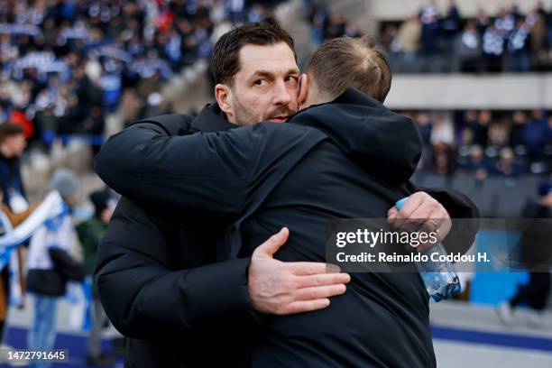 Sandro Schwarz, Head Coach of Hertha Berlin, interrats with Bo Svensson, Head Coach of 1.FSV Mainz 05, prior to the Bundesliga match between Hertha...