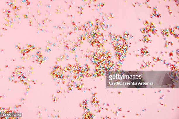 colorful candy sprinkles - gekleurde hagelslag stockfoto's en -beelden