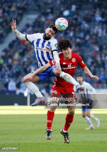 Marco Richter of Hertha Berlin battles for possession with Lee Jae-Song of 1.FSV Mainz 05 during the Bundesliga match between Hertha BSC and 1. FSV...