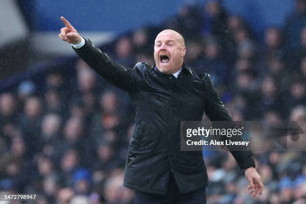 Sean Dyche, Manager of Everton, gives the team instructions during the Premier League match between Everton FC and Brentford FC at Goodison Park on...