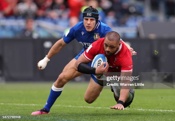 Taulupe Faletau of Wales scores their side's fourth try whilst under pressure from Juan Ignacio Brex of Italy during the Six Nations Rugby match...