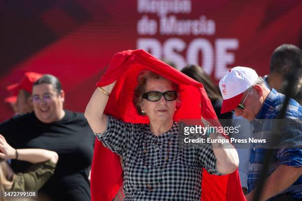 An attendee protects herself from the sun during the presentation of the candidacies for the next elections, at the Fairgrounds, on 11 March, 2023 in...