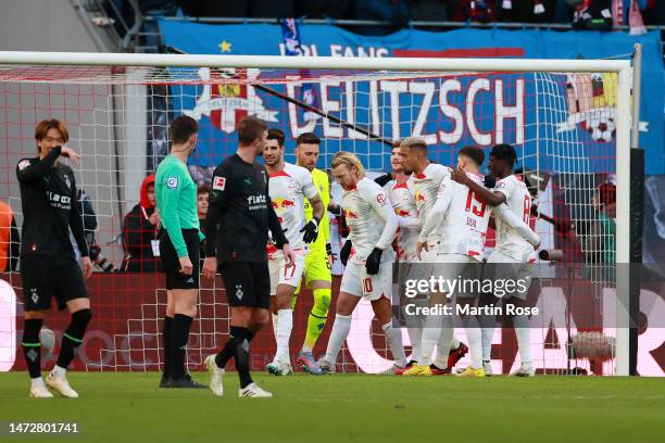 Emil Forsberg of RB Leipzig celebrates with teammates after scoring the team's second goal with a penalty kick during the Bundesliga match between RB...