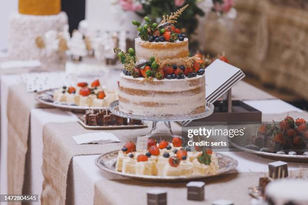 luxus kuchen tisch dekorationen für feiern - fruit cake stock-fotos und bilder