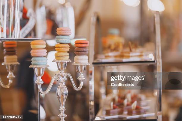 amaretti dolci colorati assortiti su uno stand di servizio a un buffet di celebrazione - boulangerie paris foto e immagini stock