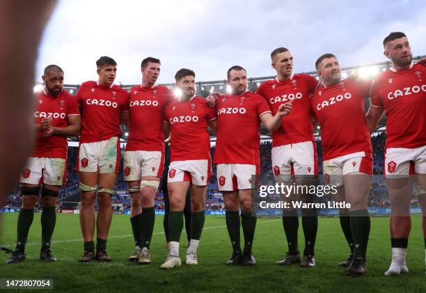 Players of Wales look on as they huddle for a team talk after their victory during the Six Nations Rugby match between Italy and Wales at Stadio...