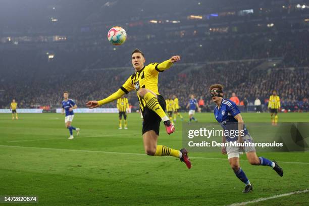 Nico Schlotterbeck of Borussia Dortmund attempts to control the ball before it goes out of play, whilst under pressure from Cedric Brunner of FC...