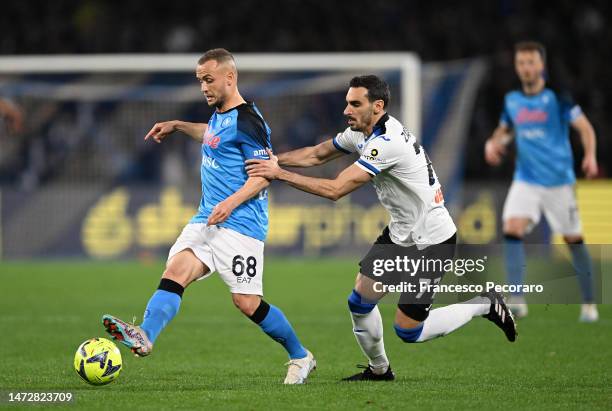 Stanislav Lobotka of SSC Napoli passes the ball whilst under pressure from Davide Zappacosta of Atalanta BC during the Serie A match between SSC...