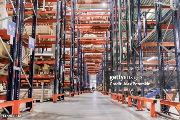entrepôt moderne pour stocker des marchandises avec de nombreuses étagères. - à guichets fermés photos et images de collection