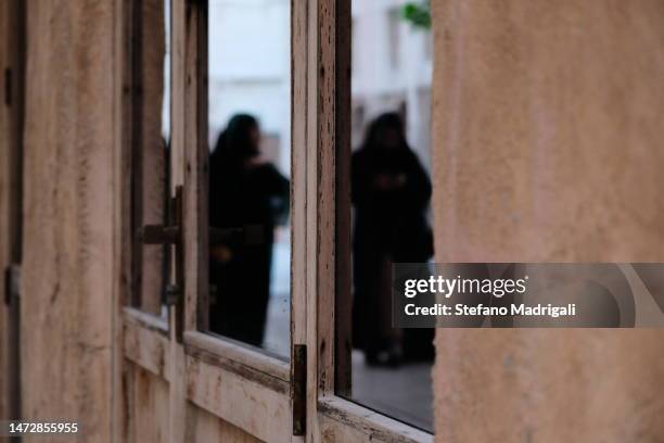 arab women with niquab in dubai, islamic veil - islamfeindlichkeit stock-fotos und bilder