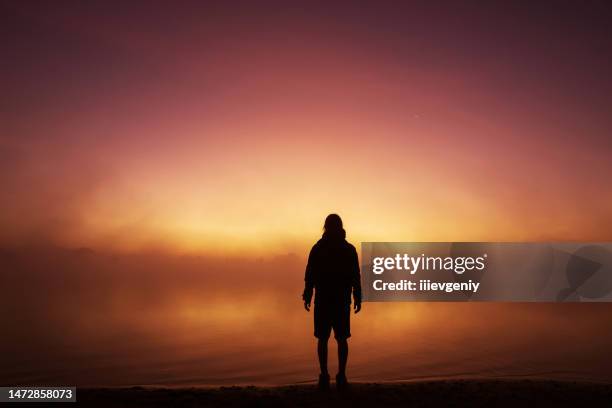 silueta del hombre sobre el fondo del cielo de la mañana. puesta del sol - suicide fotografías e imágenes de stock