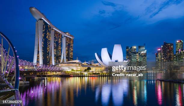 singapur por la noche. - marina bay sands fotografías e imágenes de stock