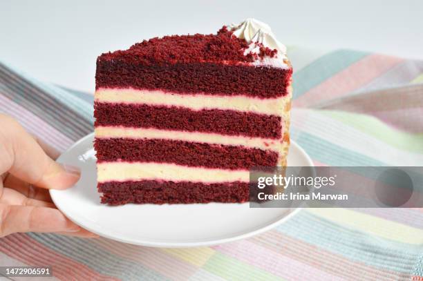 red velvet cake, layered cake - taartpunt stockfoto's en -beelden