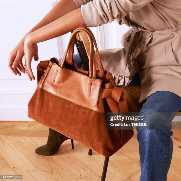 leather handbag - sac à main marron photos et images de collection