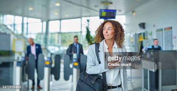 business commuter - business woman suitcase stockfoto's en -beelden