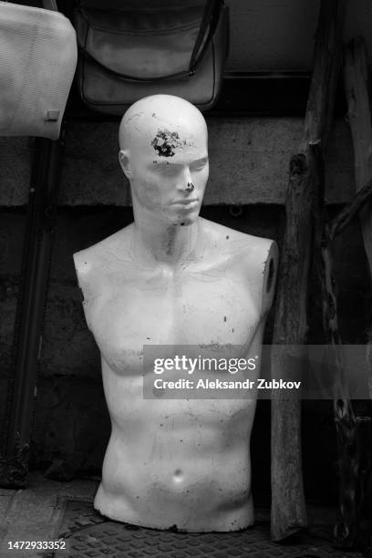 broken and abandoned mannequin, faded condition. a mannequin that is no longer used. the face of a broken mannequin in the used clothing market area. an old worn-out mannequin with cracks and breakages. - broken mannequin stock pictures, royalty-free photos & images