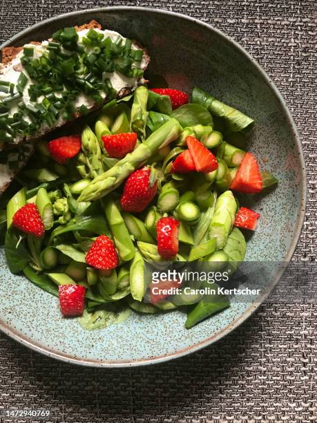 asparagus salat with spinach, strawberries and bread with chives - namaz stock-fotos und bilder