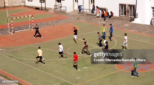 playing football después de la escuela. - patio de colegio fotografías e imágenes de stock